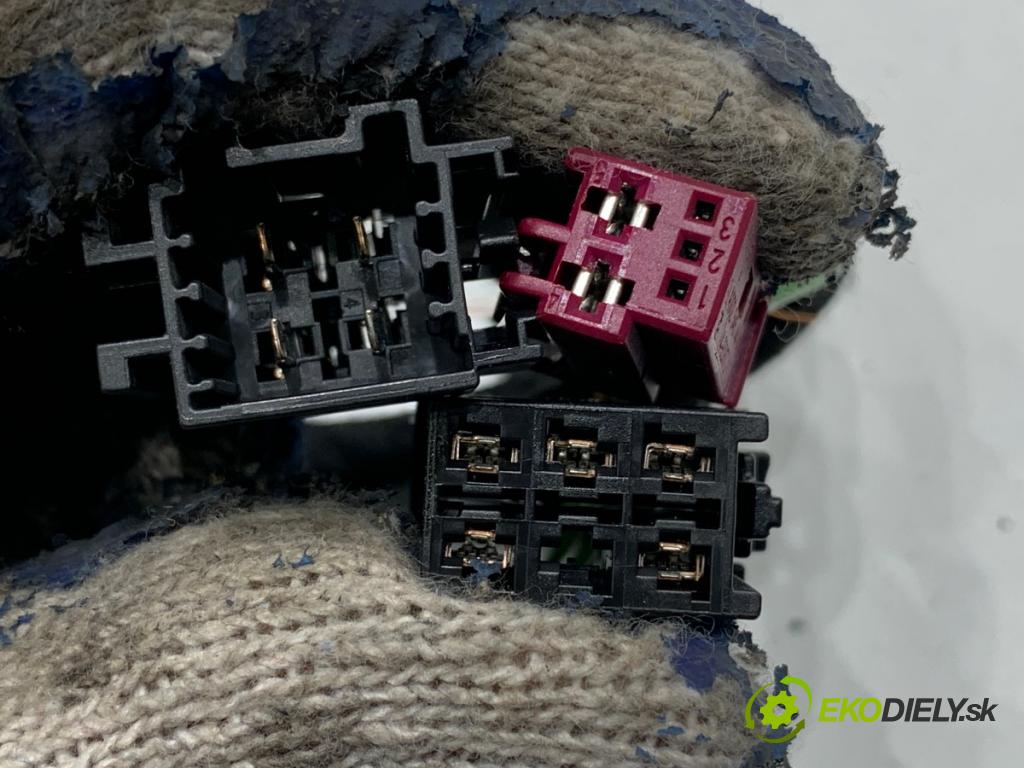 MERCEDES-BENZ W176 liftback 2012 90 kW A 180 (176.042) 1595 káblovačka dveře přední část levý A2465404805