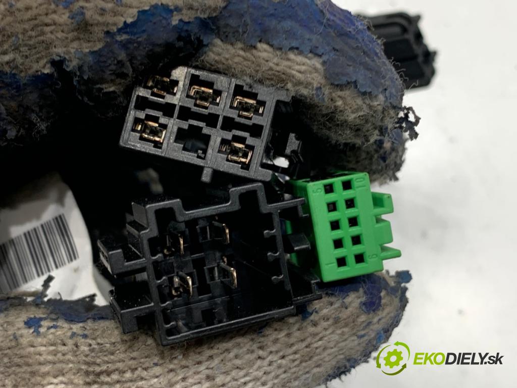 MERCEDES-BENZ W176 liftback 2012 90 kW A 180 (176.042) 1595 káblovačka dveře přední část pravý A2465404805