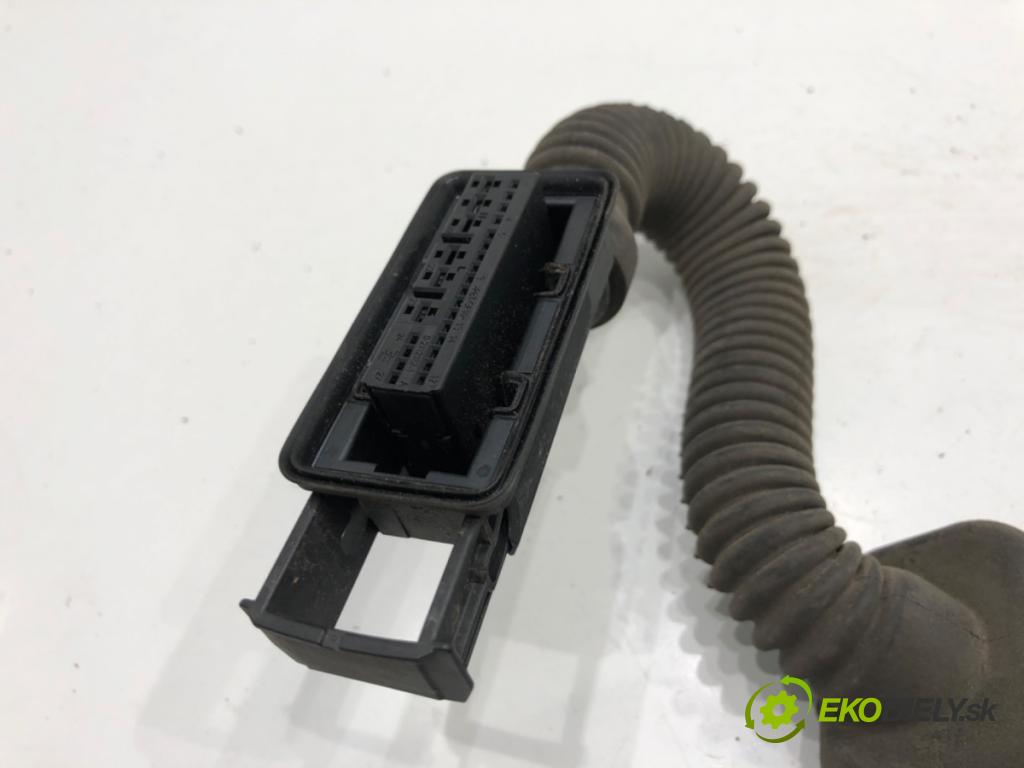 MERCEDES-BENZ W176 liftback 2012 90 kW A 180 (176.042) 1595 káblovačka dveře zadní část levý A1765405908