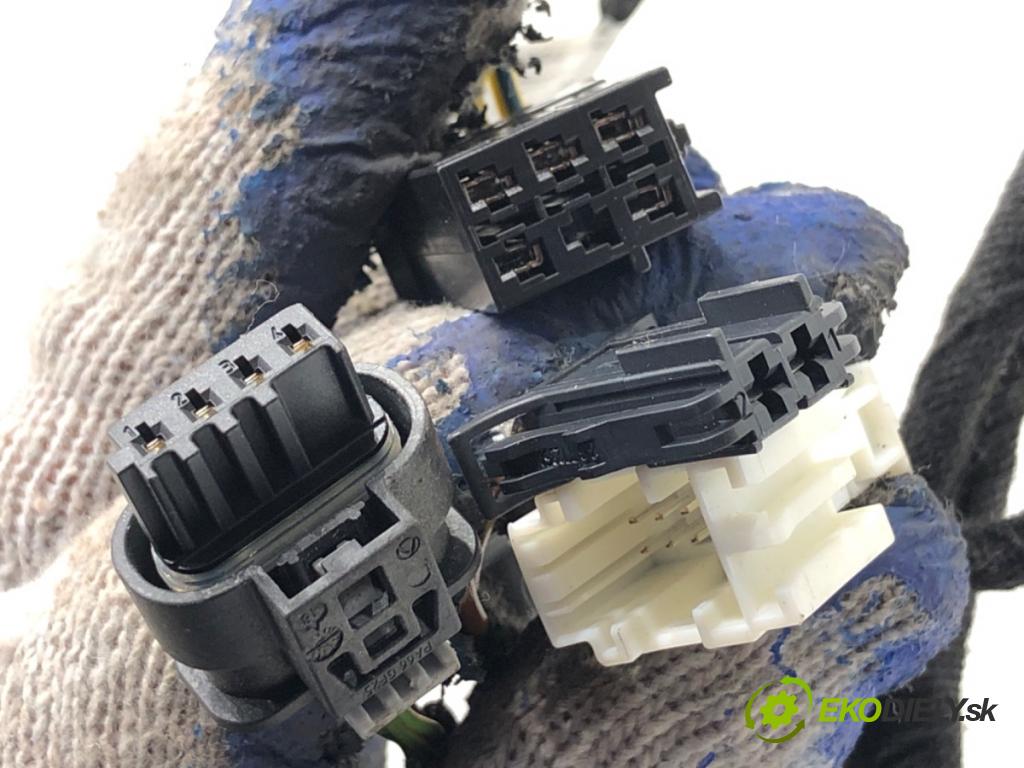 MERCEDES-BENZ W176 liftback 2012 90 kW A 180 (176.042) 1595 káblovačka dveře zadní část levý A1765405908