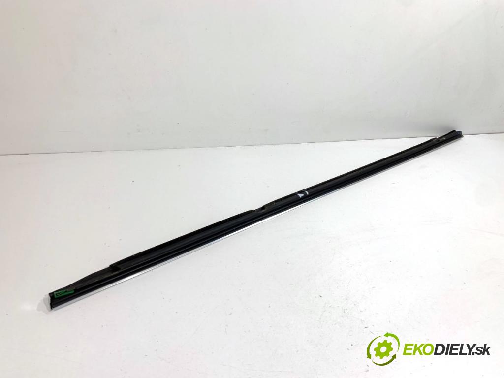 MERCEDES-BENZ W176 liftback 2012 90 kW A 180 (176.042) 1595 lišta Sbírání: zadní část levý A1767350082