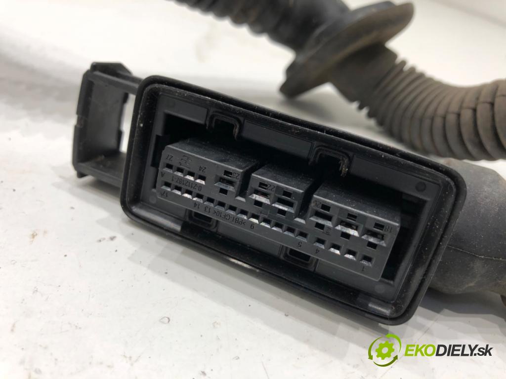 MERCEDES-BENZ W176 liftback 2012 90 kW A 180 (176.042) 1595 káblovačka dveře zadní část pravý A1765405908