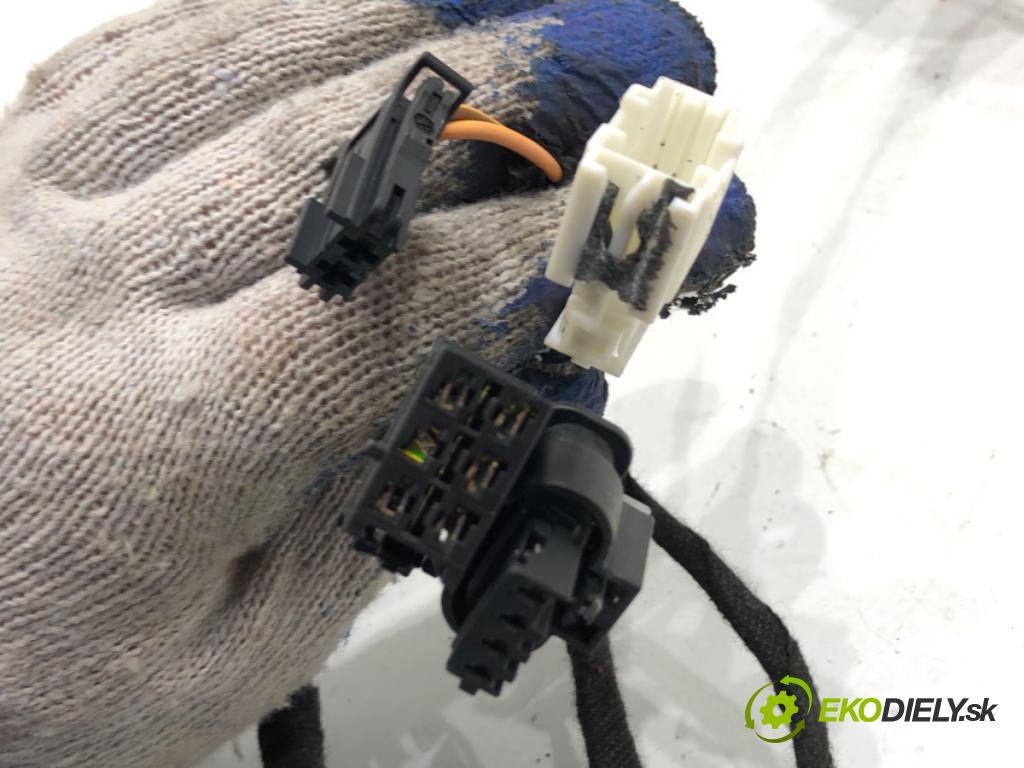 MERCEDES-BENZ W176 liftback 2012 90 kW A 180 (176.042) 1595 káblovačka dveře zadní část pravý A1765405908