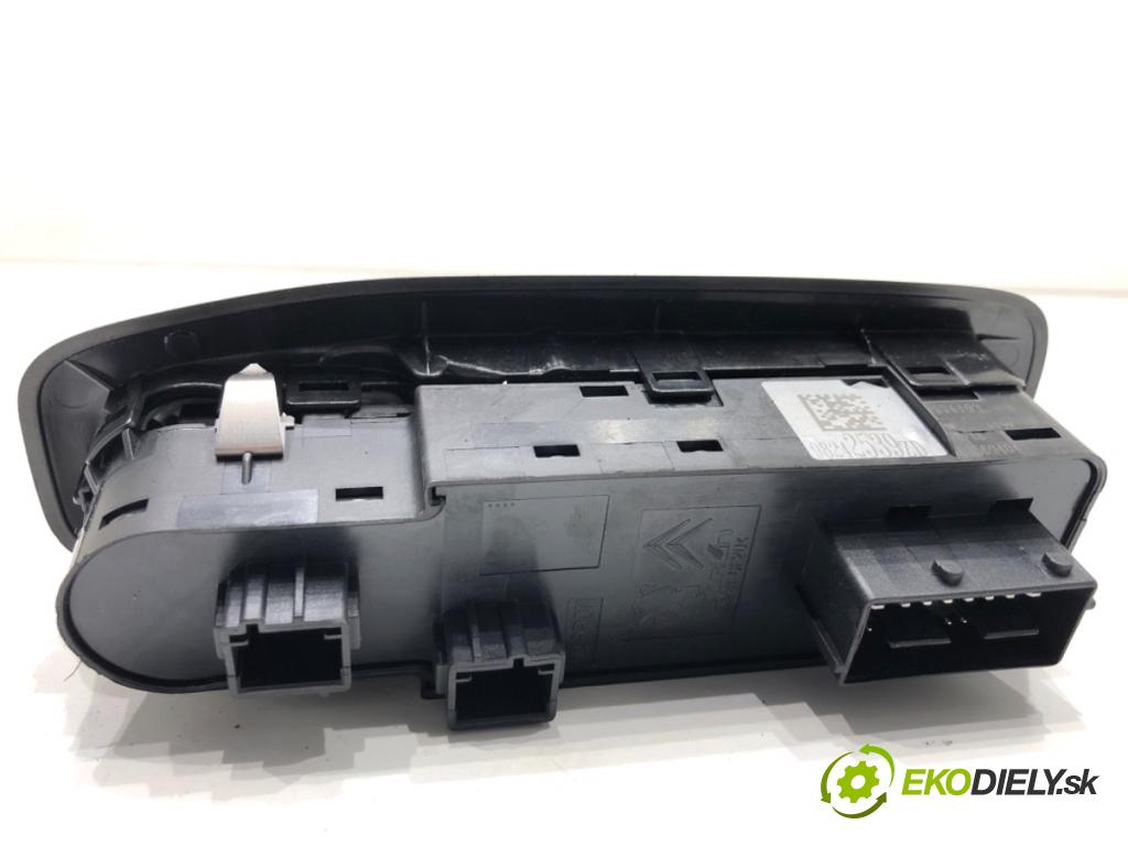 PEUGEOT 2008 I SUV 2018 81 kW 1.2 THP 110 / PureTech 110 1199 přepínač oken 98242539ZD (Páčky pod volantem)