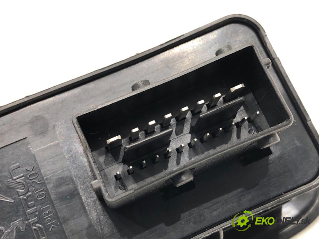 PEUGEOT 2008 I SUV 2018 81 kW 1.2 THP 110 / PureTech 110 1199 přepínač oken 98242539ZD (Páčky pod volantem)