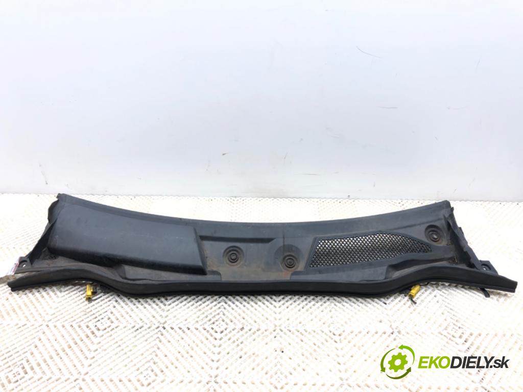 MERCEDES-BENZ W176 liftback 2012 90 kW A 180 (176.042) 1595 Torpédo, plast pod čelné okno A1768300013 (Torpédo (plast pod čelným sklom))