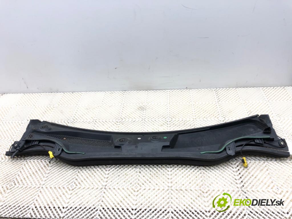 MERCEDES-BENZ W176 liftback 2012 90 kW A 180 (176.042) 1595 Torpédo, plast pod čelné okno A1768300013 (Torpédo (plast pod čelným sklom))