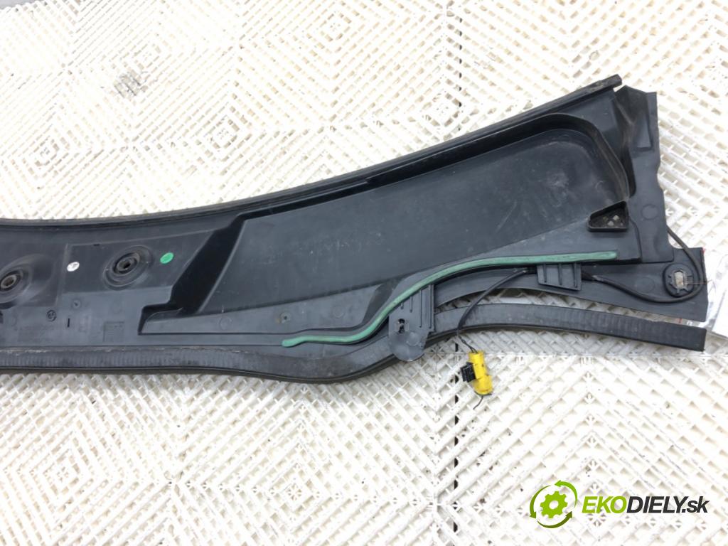 MERCEDES-BENZ W176 liftback 2012 90 kW A 180 (176.042) 1595 Torpédo, plast pod čelné okno A1768300013 (Torpédo (plast pod čelným sklom))