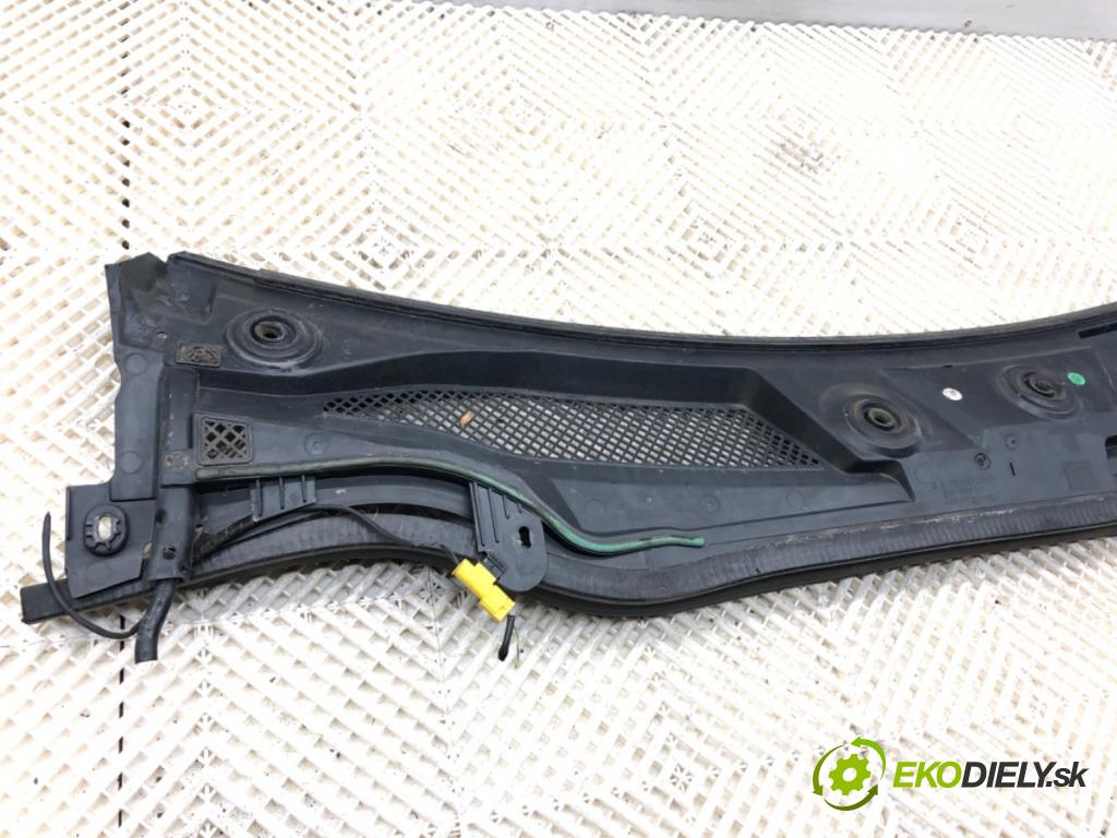 MERCEDES-BENZ W176 liftback 2012 90 kW A 180 (176.042) 1595 Torpédo, plast pod čelné okno A1768300013 (Torpédo (plast pod čelným sklom))