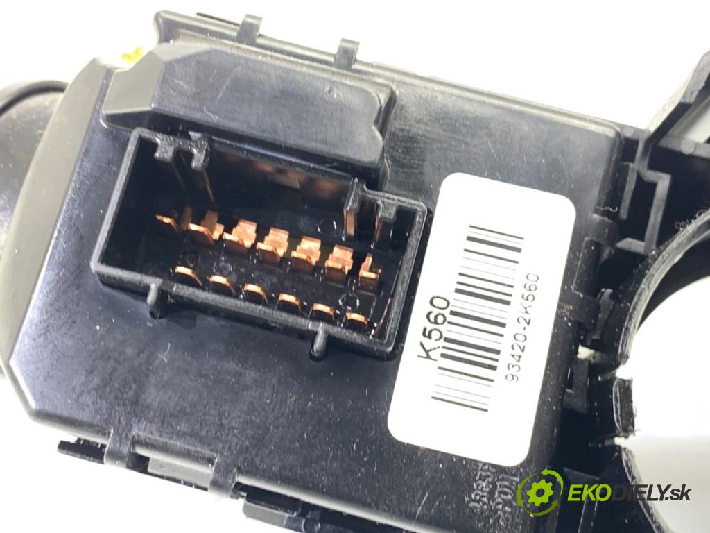 KIA CEED Kombi 2012 94 kW 1.6 CRDi 128 1582 Prepínač kombinovaný 93420-2K560 (Prepínacie páčky pod volantom)