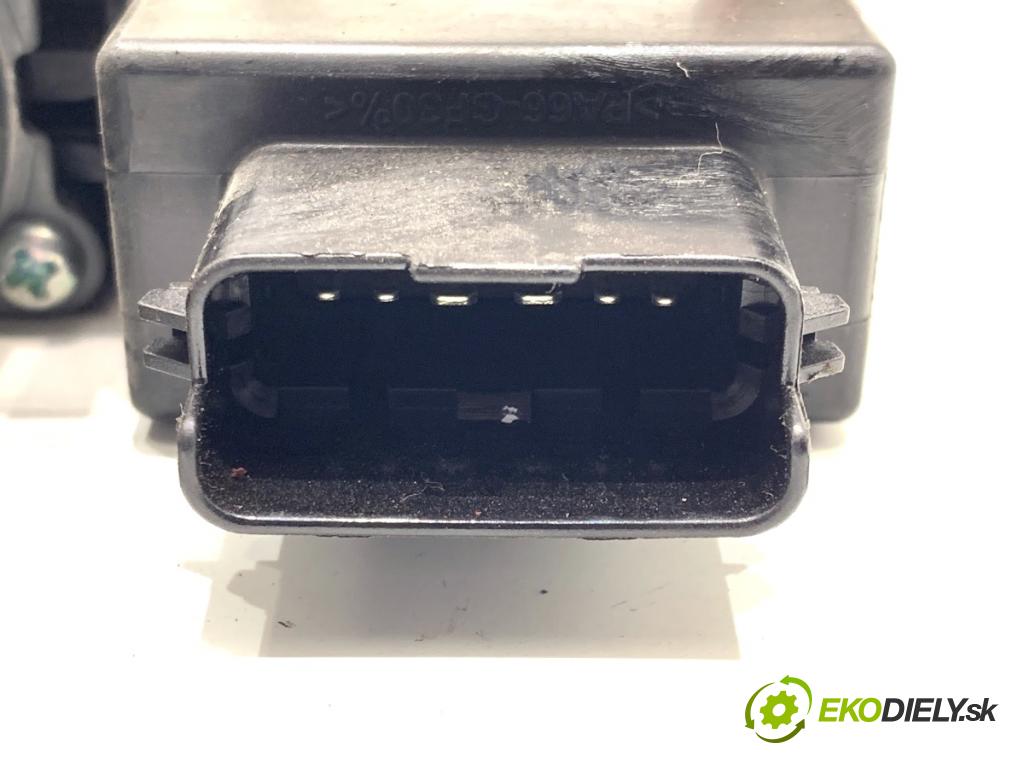 KIA CEED Kombi 2012 94 kW 1.6 CRDi 128 1582 motor sťahovaní okna levý přední část 82450-A2010