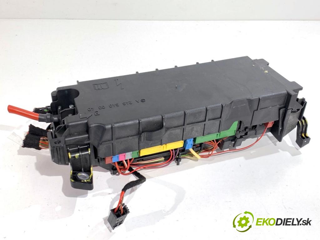 MERCEDES-BENZ W176 liftback 2012 90 kW A 180 (176.042) 1595 Skrinka poistková A2465400040 (Poistková skrinka)