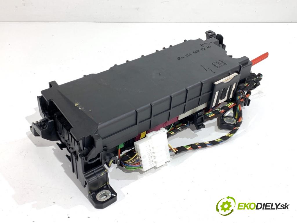 MERCEDES-BENZ W176 liftback 2012 90 kW A 180 (176.042) 1595 Skrinka poistková A2465400040 (Poistková skrinka)