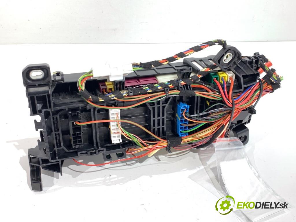 MERCEDES-BENZ W176 liftback 2012 90 kW A 180 (176.042) 1595 Skrinka poistková A2465400040 (Poistková skrinka)