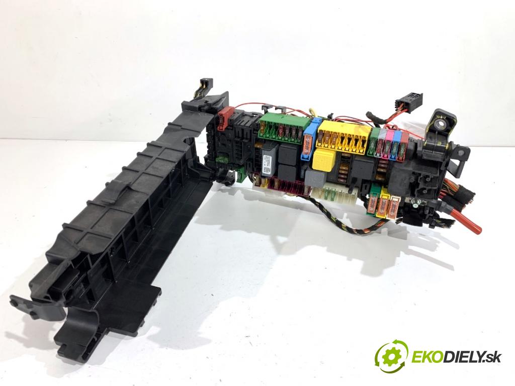 MERCEDES-BENZ W176 liftback 2012 90 kW A 180 (176.042) 1595 Skrinka poistková A2465400040 (Poistková skrinka)