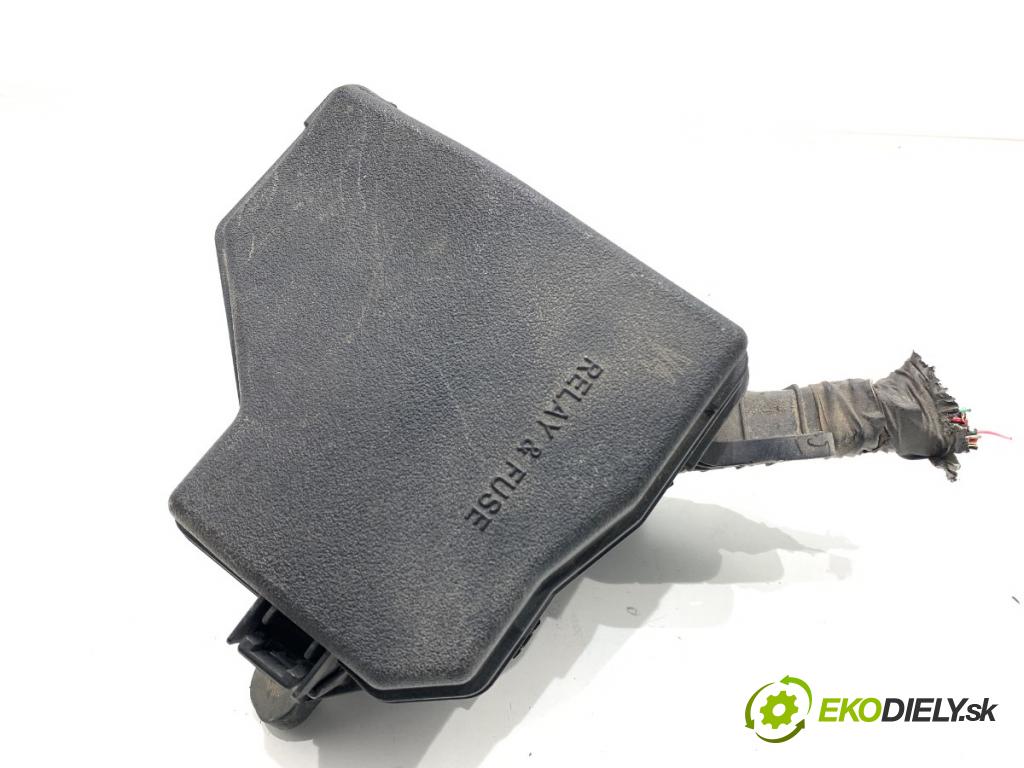 TOYOTA YARIS III liftback 2017 51 kW 1.0 (KSP130_) 998 Skrinka poistková  (Poistková skrinka)