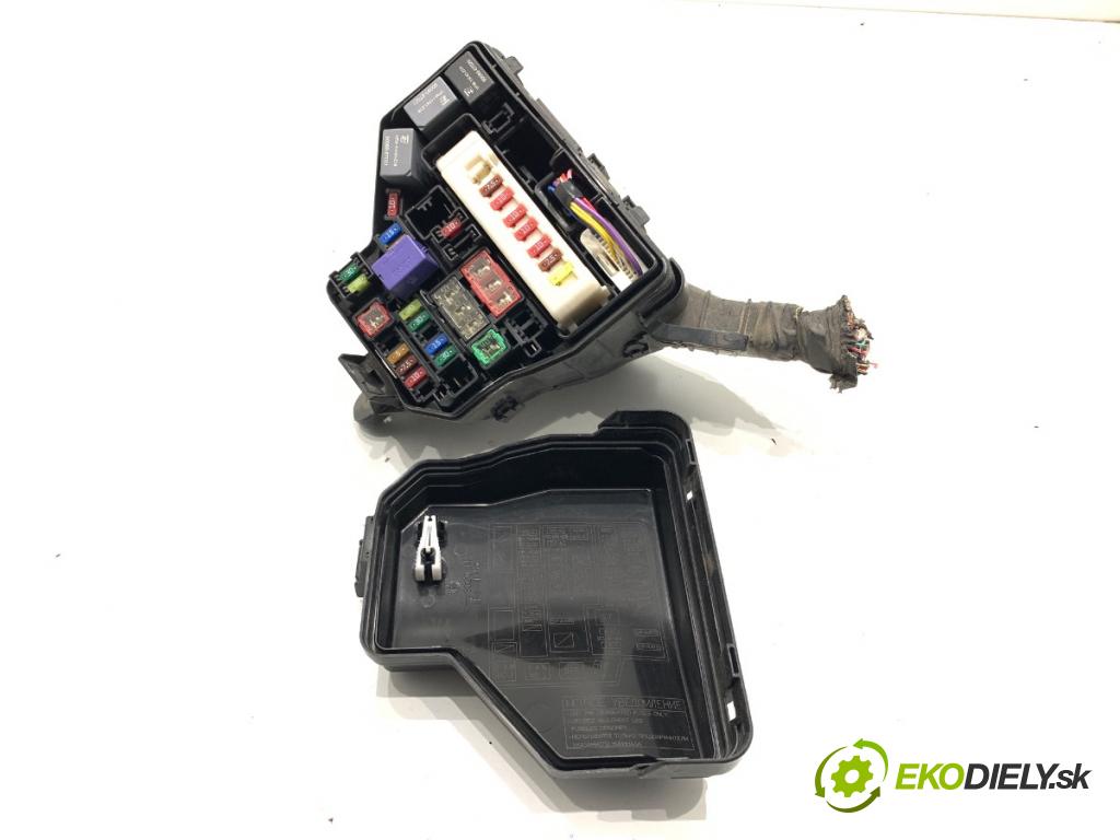 TOYOTA YARIS III liftback 2017 51 kW 1.0 (KSP130_) 998 Skrinka poistková  (Poistková skrinka)