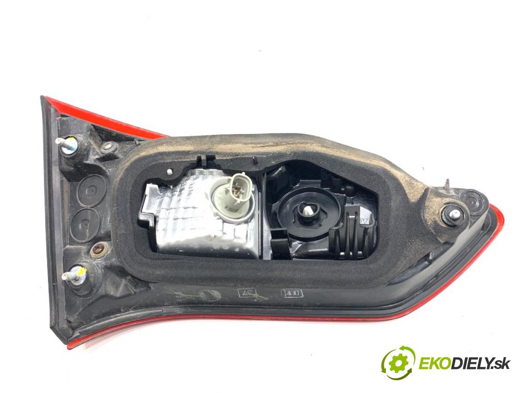 TOYOTA YARIS III liftback 2017 51 kW 1.0 (KSP130_) 998 světlo zadní část pravá vnitřní  (Klika dveří ostatní)