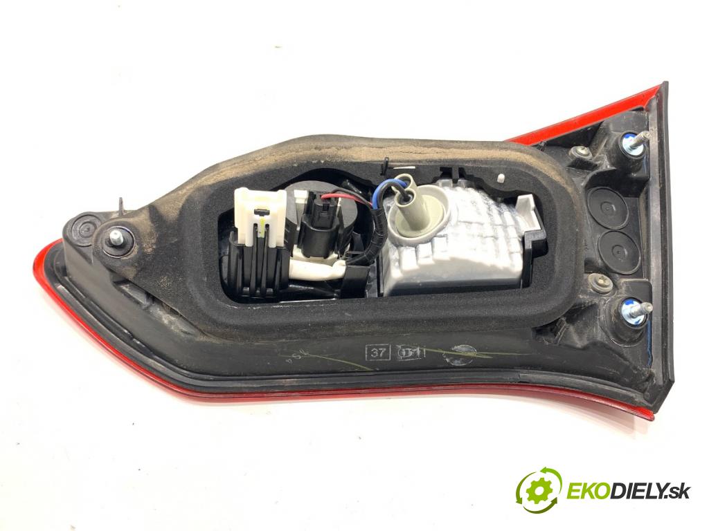 TOYOTA YARIS III liftback 2017 51 kW 1.0 (KSP130_) 998 světlo zadní část levá strana vnitřní  (Klika dveří ostatní)