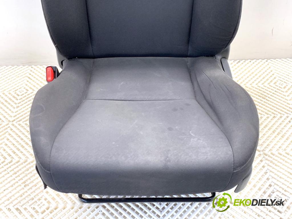 TOYOTA YARIS III liftback 2017 51 kW 1.0 (KSP130_) 998 sedadlo levý přední část