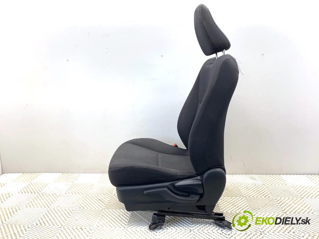 TOYOTA YARIS III liftback 2017 51 kW 1.0 (KSP130_) 998 sedadlo levý přední část