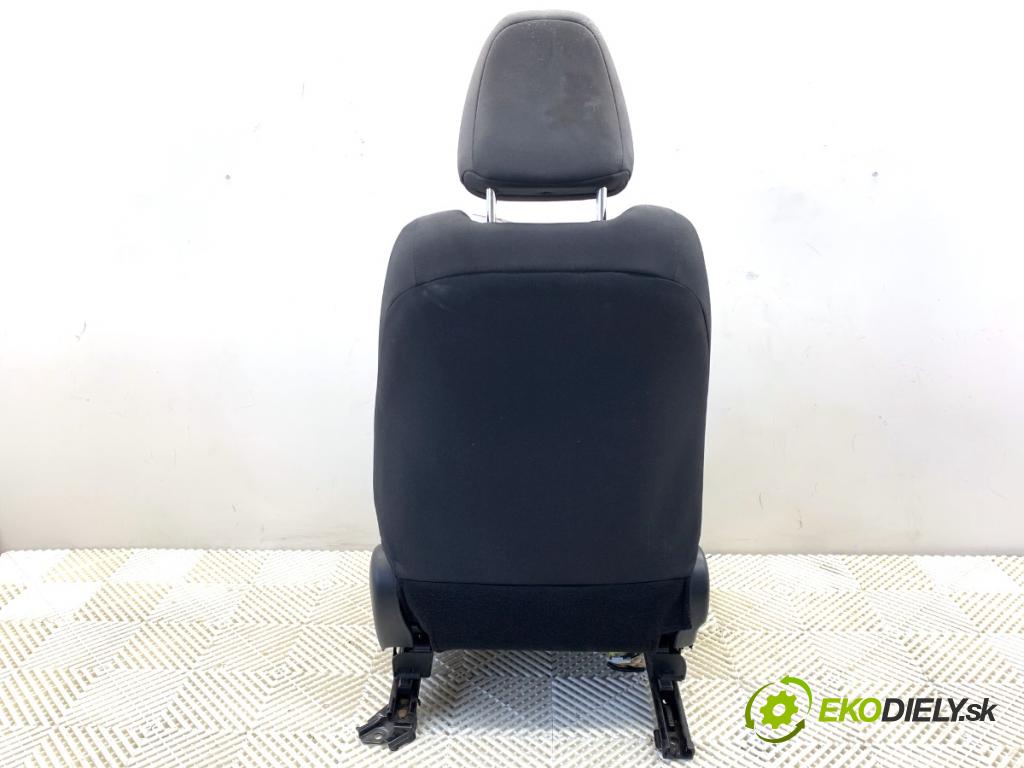 TOYOTA YARIS III liftback 2017 51 kW 1.0 (KSP130_) 998 sedadlo levý přední část