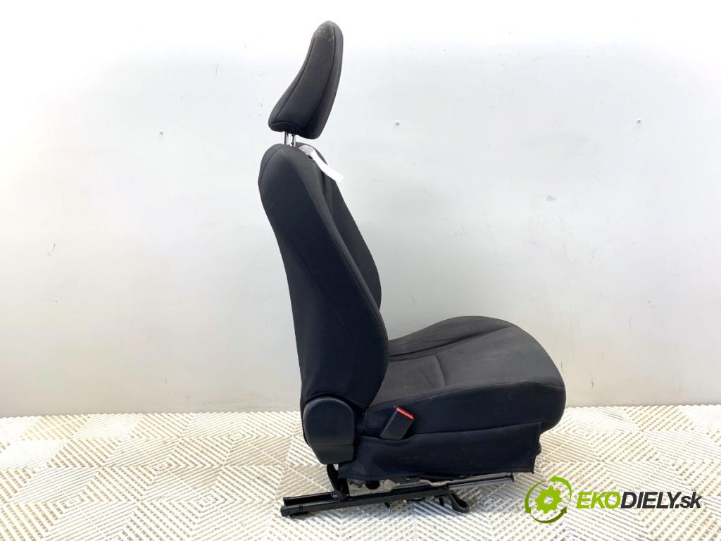 TOYOTA YARIS III liftback 2017 51 kW 1.0 (KSP130_) 998 sedadlo levý přední část
