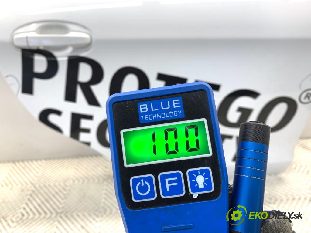 TOYOTA YARIS III liftback 2017 51 kW 1.0 (KSP130_) 998 dveře pravý zadní část