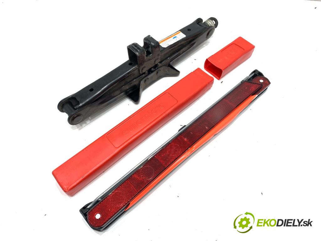 TOYOTA YARIS III liftback 2017 51 kW 1.0 (KSP130_) 998 Súprava náradia