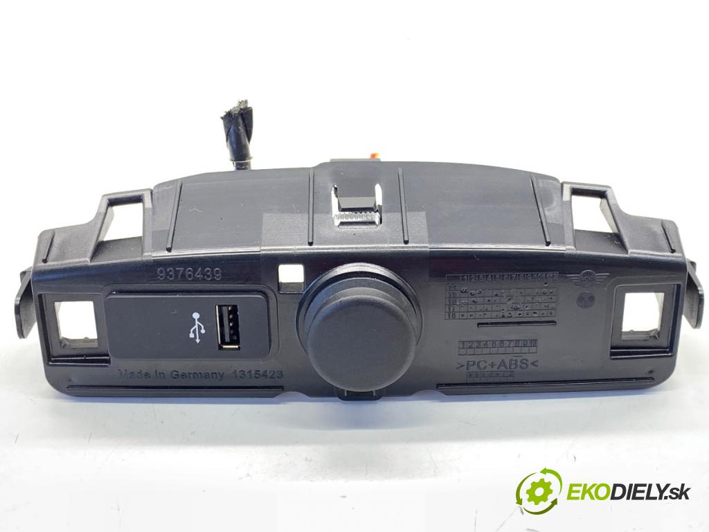 MINI CLUBMAN F54 Kombi 2019 100 kW Cooper 1499 HNÍZDO: USB 9376439