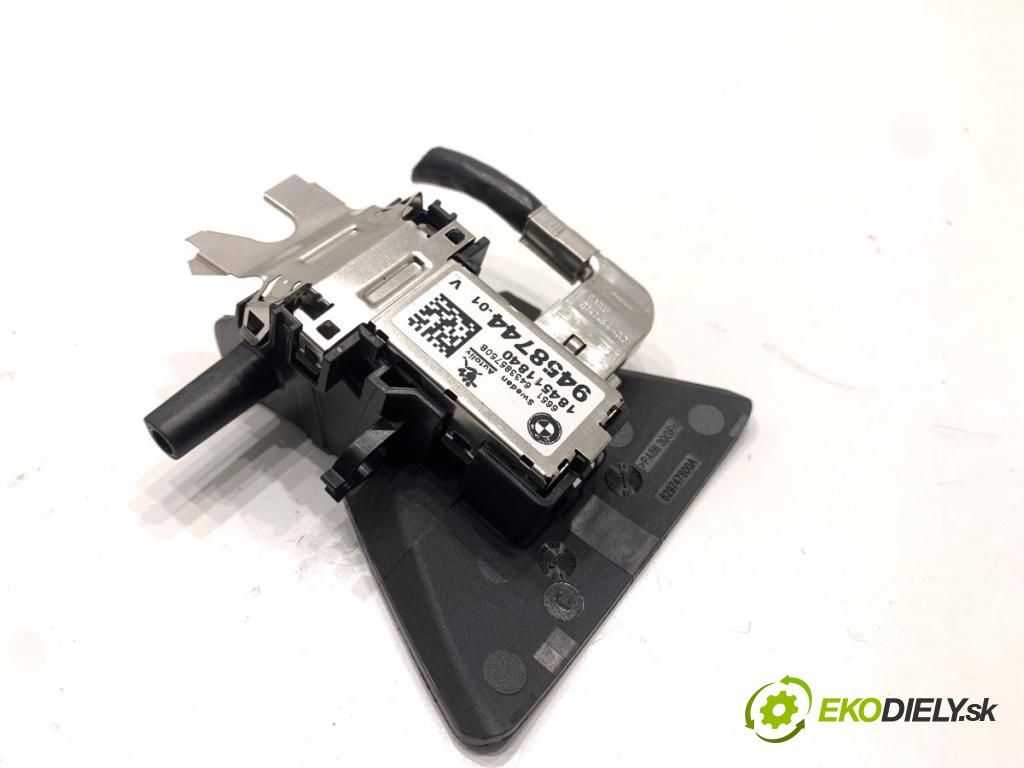 MINI CLUBMAN F54 Kombi 2019 100 kW Cooper 1499 KAMERA okna PŘEDNÍ 9458744