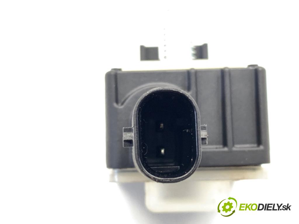 MINI CLUBMAN F54 Kombi 2019 100 kW Cooper 1499 Snímač nárazu 9305252 (Snímač nárazu)