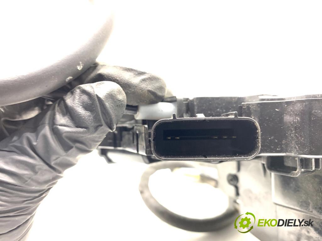 KIA CARENS IV nadwozie wielkoprzestrzenne (MPV) 2013 100 kW 1.7 CRDi 1685 zámok Dvere pravy zad 81420-A4030