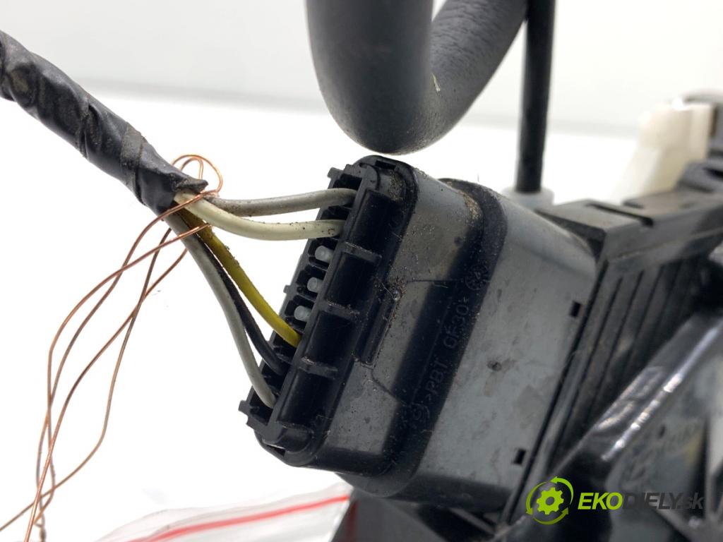 KIA CARENS IV nadwozie wielkoprzestrzenne (MPV) 2013 100 kW 1.7 CRDi 1685 zámok dveře levý zadní část 81410-A4030