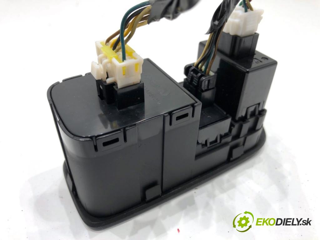 KIA CARENS IV nadwozie wielkoprzestrzenne (MPV) 2013 100 kW 1.7 CRDi 1685 Prepínač nastavenia svetiel 299120322 (Prepínacie páčky pod volantom)