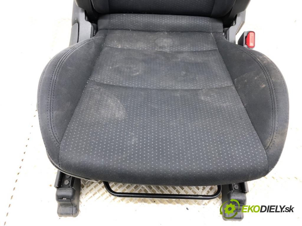 KIA CARENS IV nadwozie wielkoprzestrzenne (MPV) 2013 100 kW 1.7 CRDi 1685 sedadlo pravý přední část