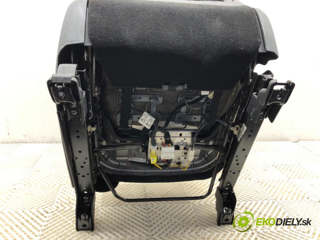 KIA CARENS IV nadwozie wielkoprzestrzenne (MPV) 2013 100 kW 1.7 CRDi 1685 sedadlo levý přední část