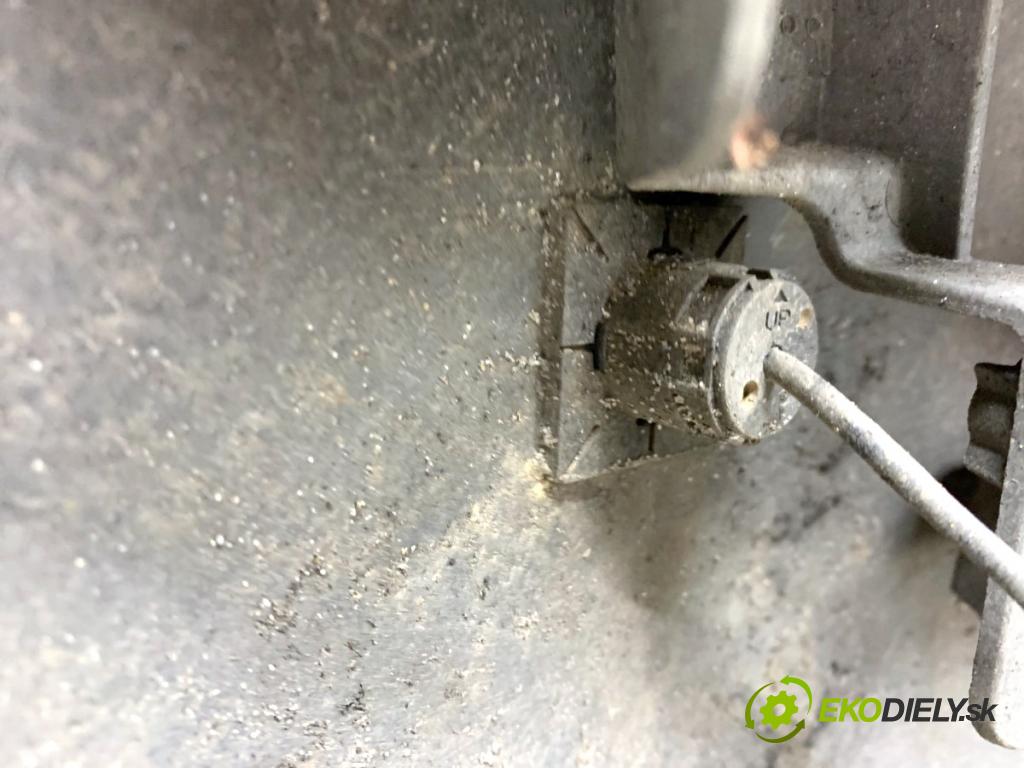 AUDI A5 8T coupe 2008 176 kW 3.0 TDI quattro 2967 nárazník zadní část LZ9Y (Klika dveří ostatní)