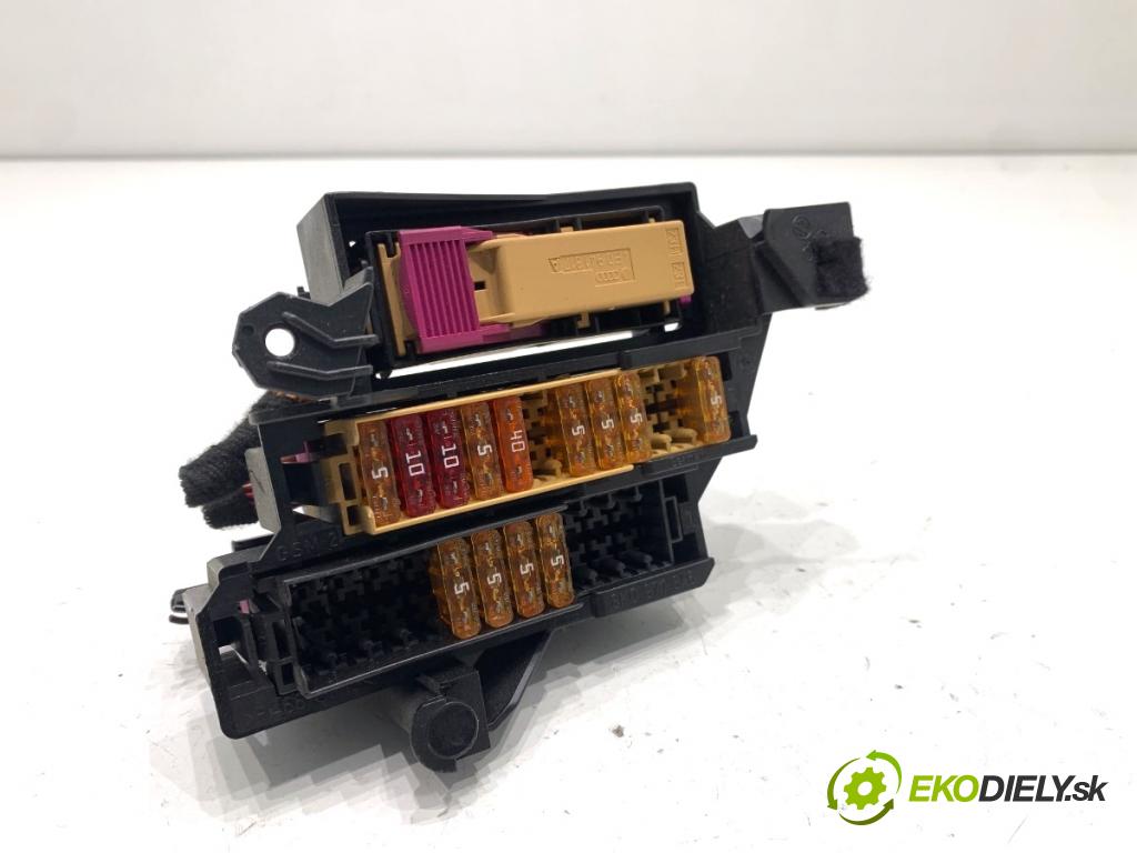 AUDI A5 8T coupe 2008 176 kW 3.0 TDI quattro 2967 Skrinka poistková 4F1941824 (Poistková skrinka)