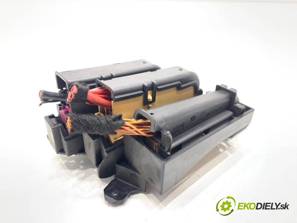 AUDI A5 8T coupe 2008 176 kW 3.0 TDI quattro 2967 Skrinka poistková 4F1941824 (Poistková skrinka)