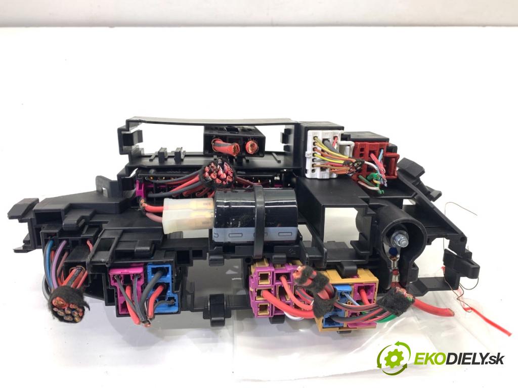 AUDI A5 8T coupe 2008 176 kW 3.0 TDI quattro 2967 Skrinka poistková (Poistková skrinka)