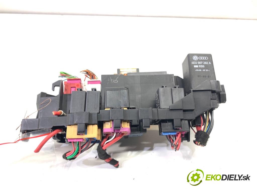 AUDI A5 8T coupe 2008 176 kW 3.0 TDI quattro 2967 skříňka poistková  (Pojistková skříňka)