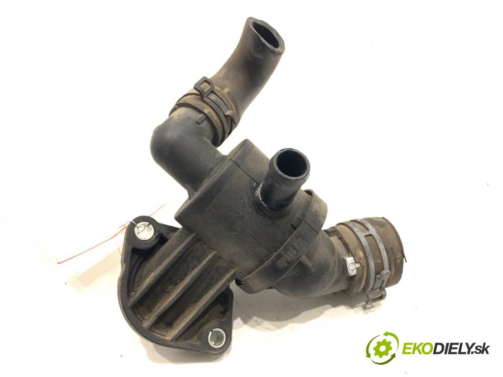 VW TIGUAN SUV 2013 81 kW 2.0 TDI 1968 obal termostatu V7548004 (Pouzdro termostatu)