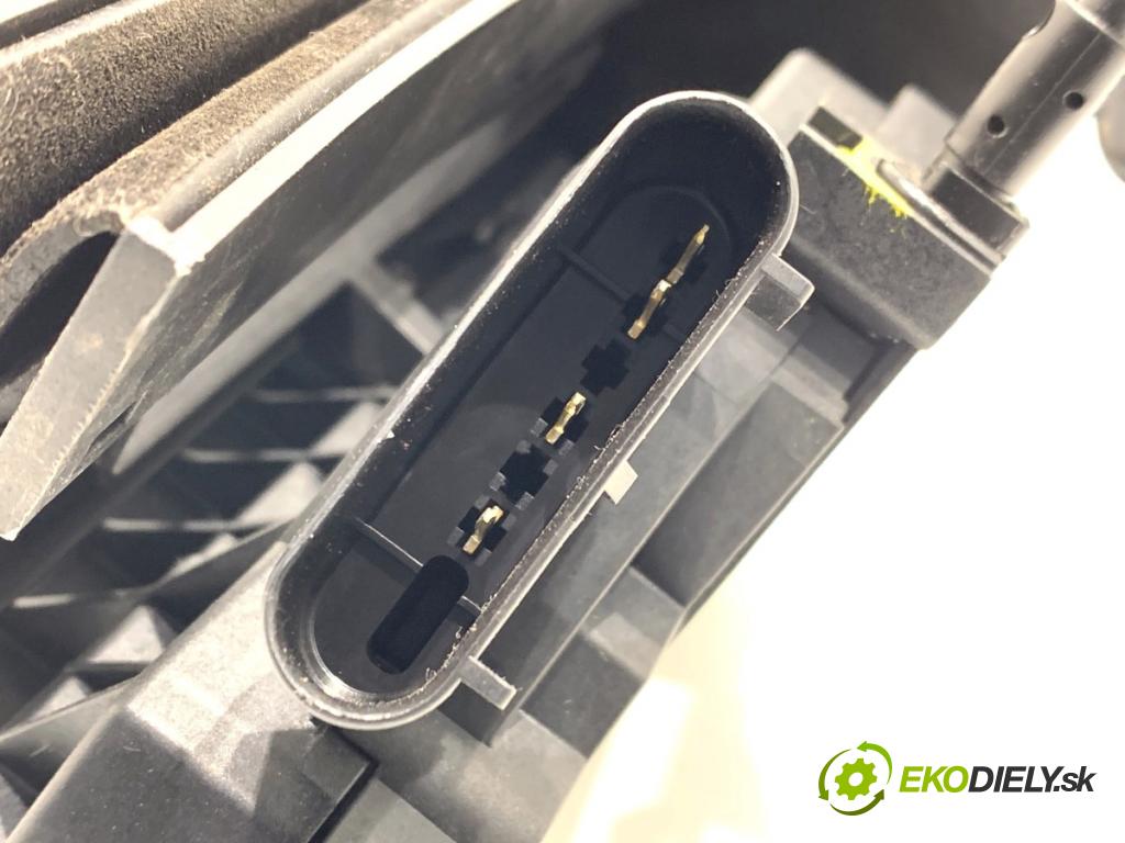 FORD TRANSIT COURIER Nadwozie pełne/minivan 2018 74 kW 1.0 EcoBoost 998 zámok Dvere pravy predný BM5A-A21812-BH