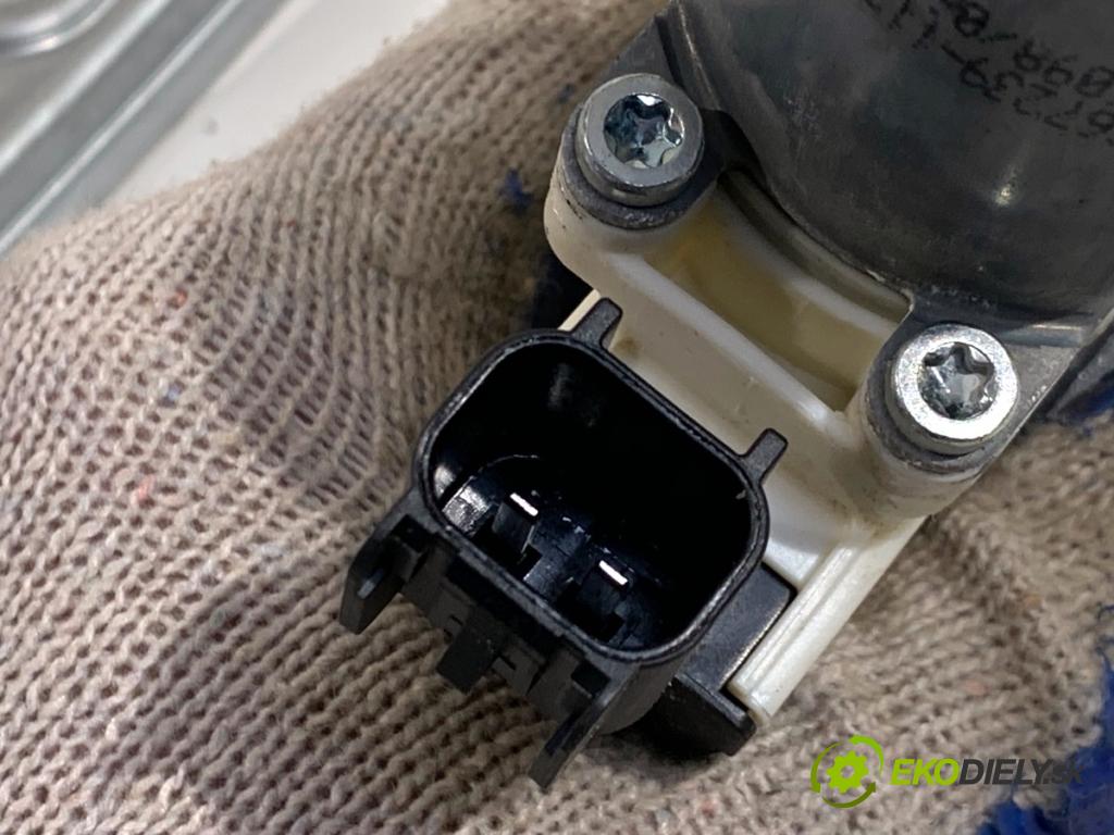 FORD TRANSIT COURIER Nadwozie pełne/minivan 2018 74 kW 1.0 EcoBoost 998 Mechanizmus okna pravy predný ET76A23200CD