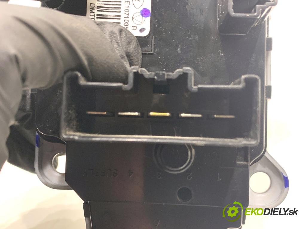 FORD TRANSIT COURIER Nadwozie pełne/minivan 2018 74 kW 1.0 EcoBoost 998 Panel ovládania kúrenia AV1T-19980-BL (Prepínacie páčky pod volantom)