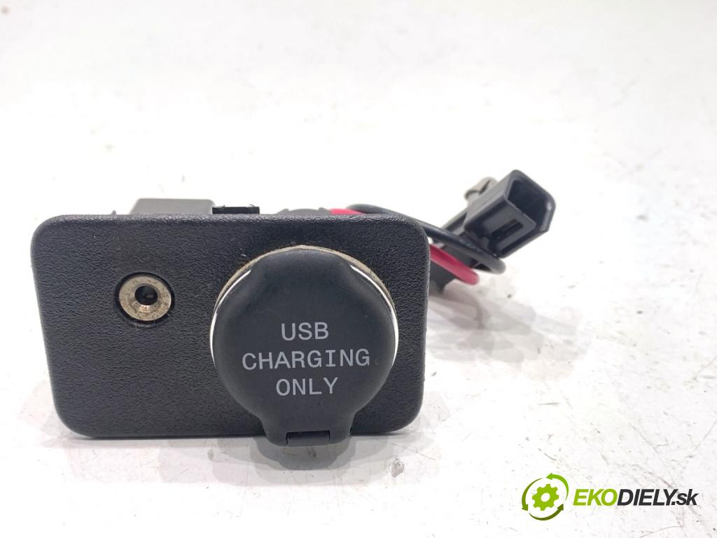 FORD TRANSIT COURIER Nadwozie pełne/minivan 2018 74 kW 1.0 EcoBoost 998 HNÍZDO: USB 