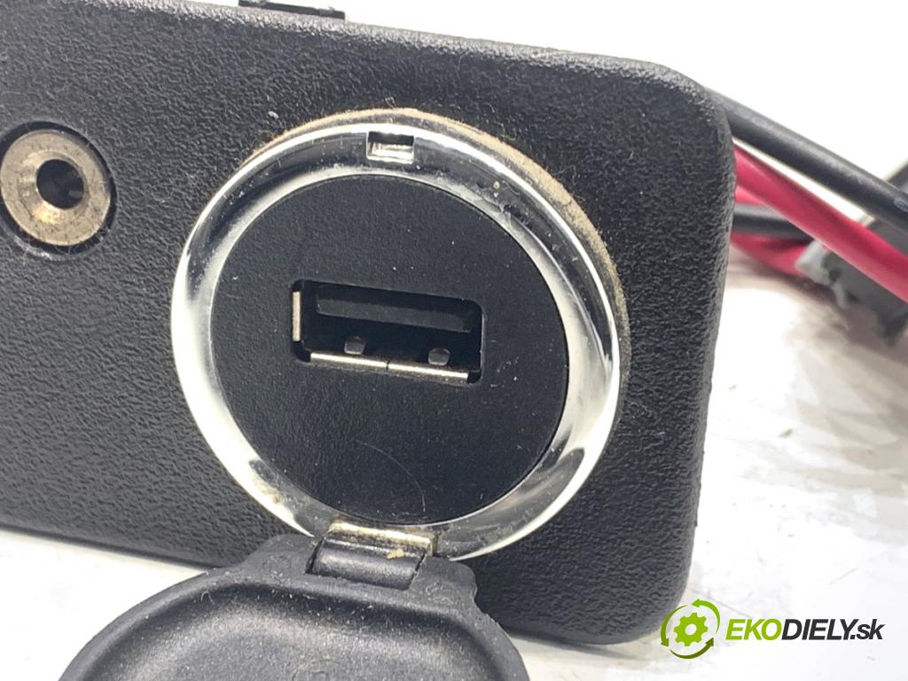 FORD TRANSIT COURIER Nadwozie pełne/minivan 2018 74 kW 1.0 EcoBoost 998 HNÍZDO: USB