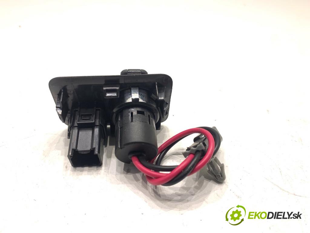 FORD TRANSIT COURIER Nadwozie pełne/minivan 2018 74 kW 1.0 EcoBoost 998 HNÍZDO: USB