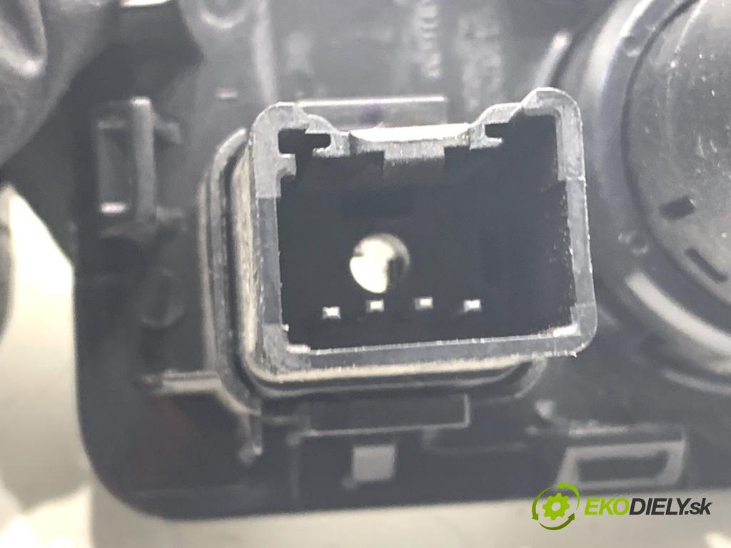 FORD TRANSIT COURIER Nadwozie pełne/minivan 2018 74 kW 1.0 EcoBoost 998 HNÍZDO: USB